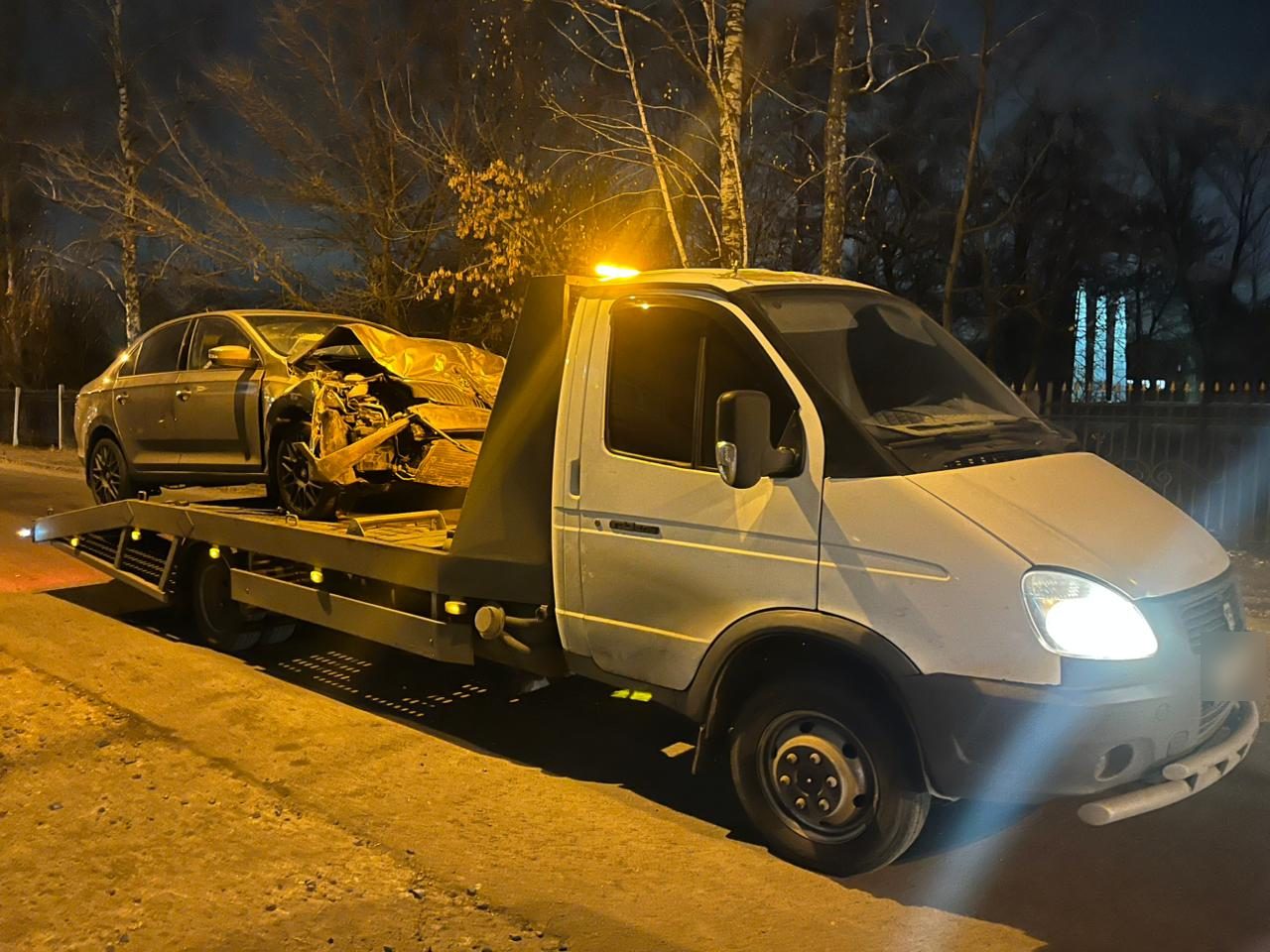 Эвакуатор ночью забирает автомобиль после ДТП